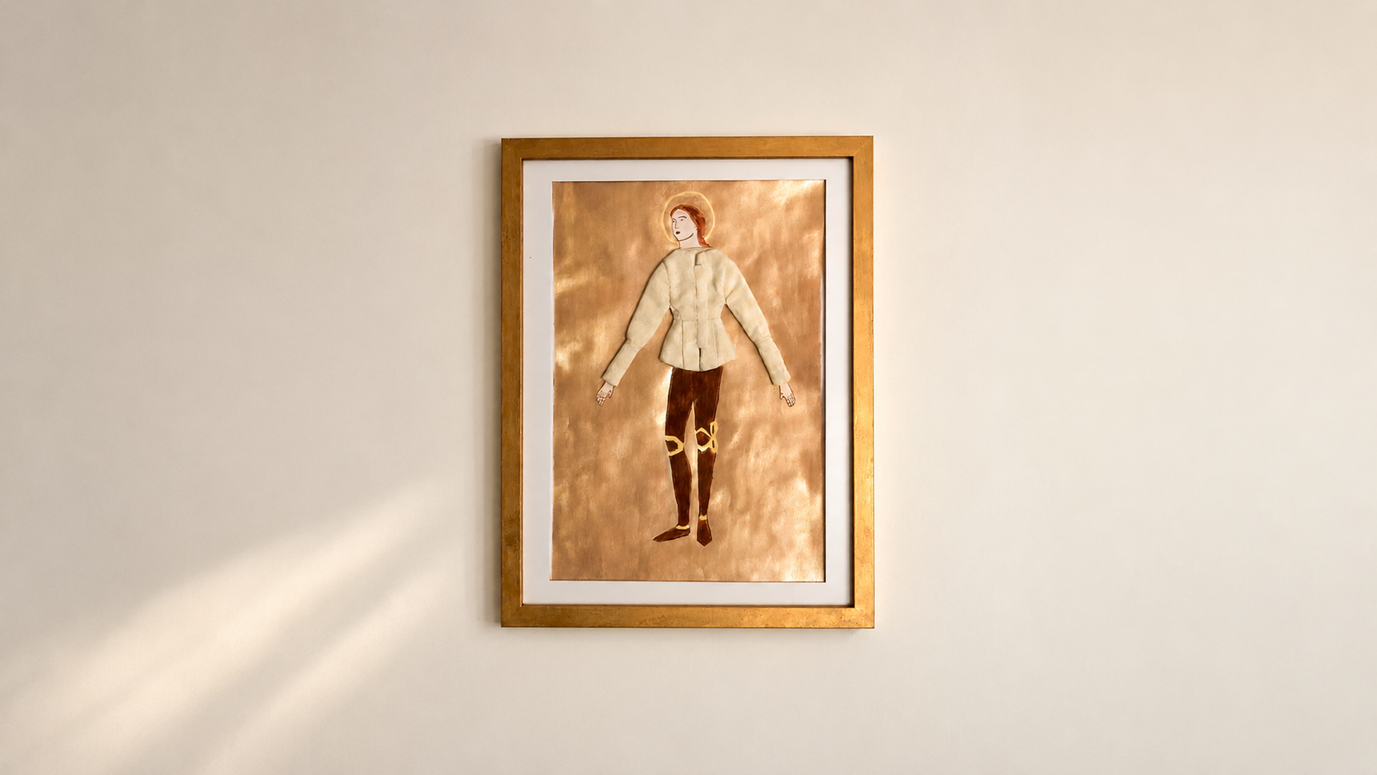 L'Auréole — œuvre d'art textile sur feuille d'or, encadrée, accrochée à un mur crème